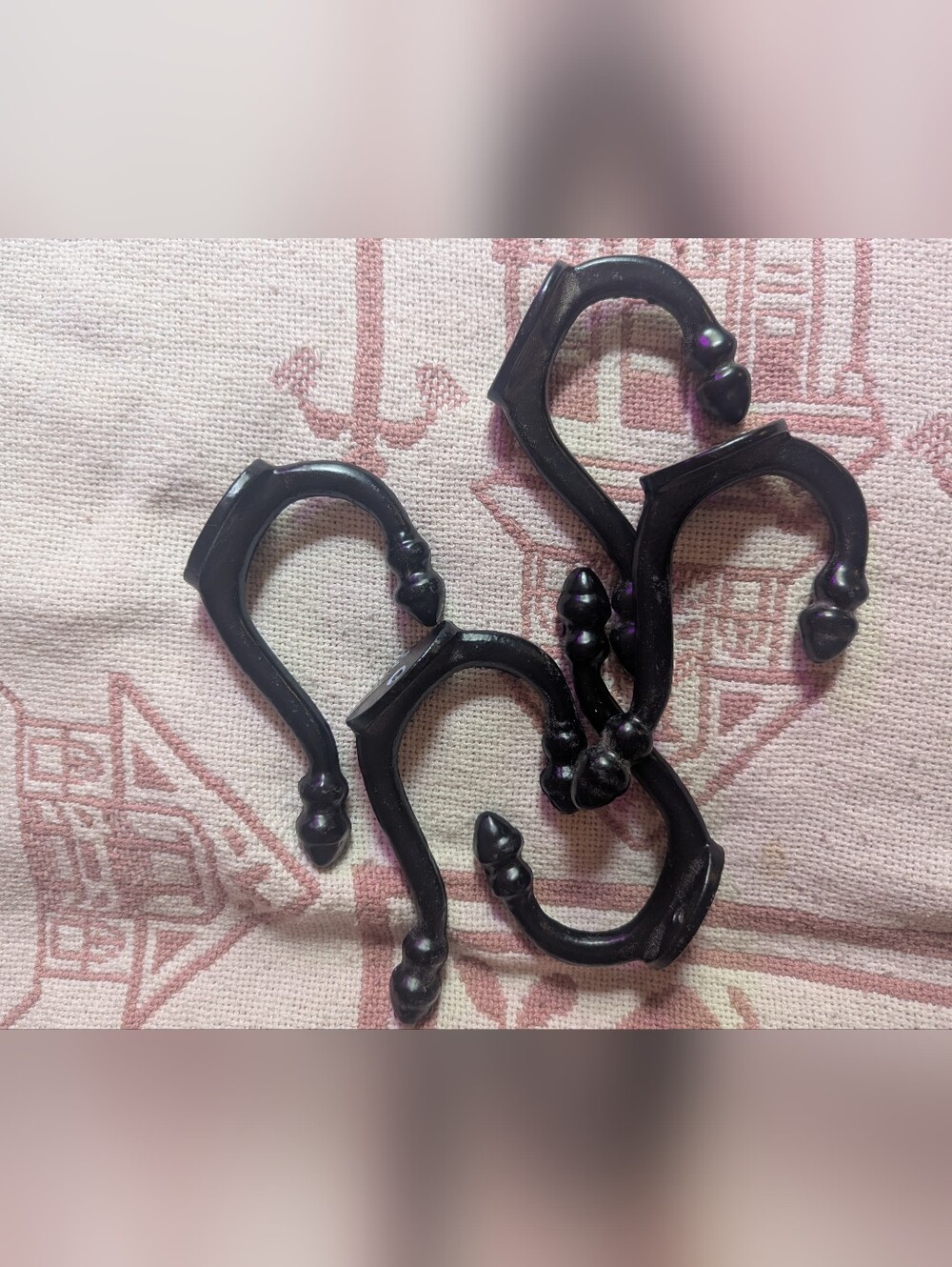 5 Richelieu Wrought Iron Hooks